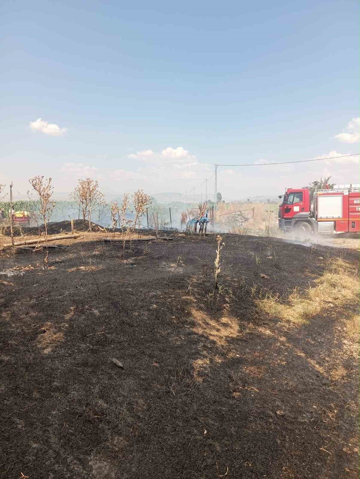 Bingölde çıkan yangın saman balyalarına sıçramadan söndürüldü