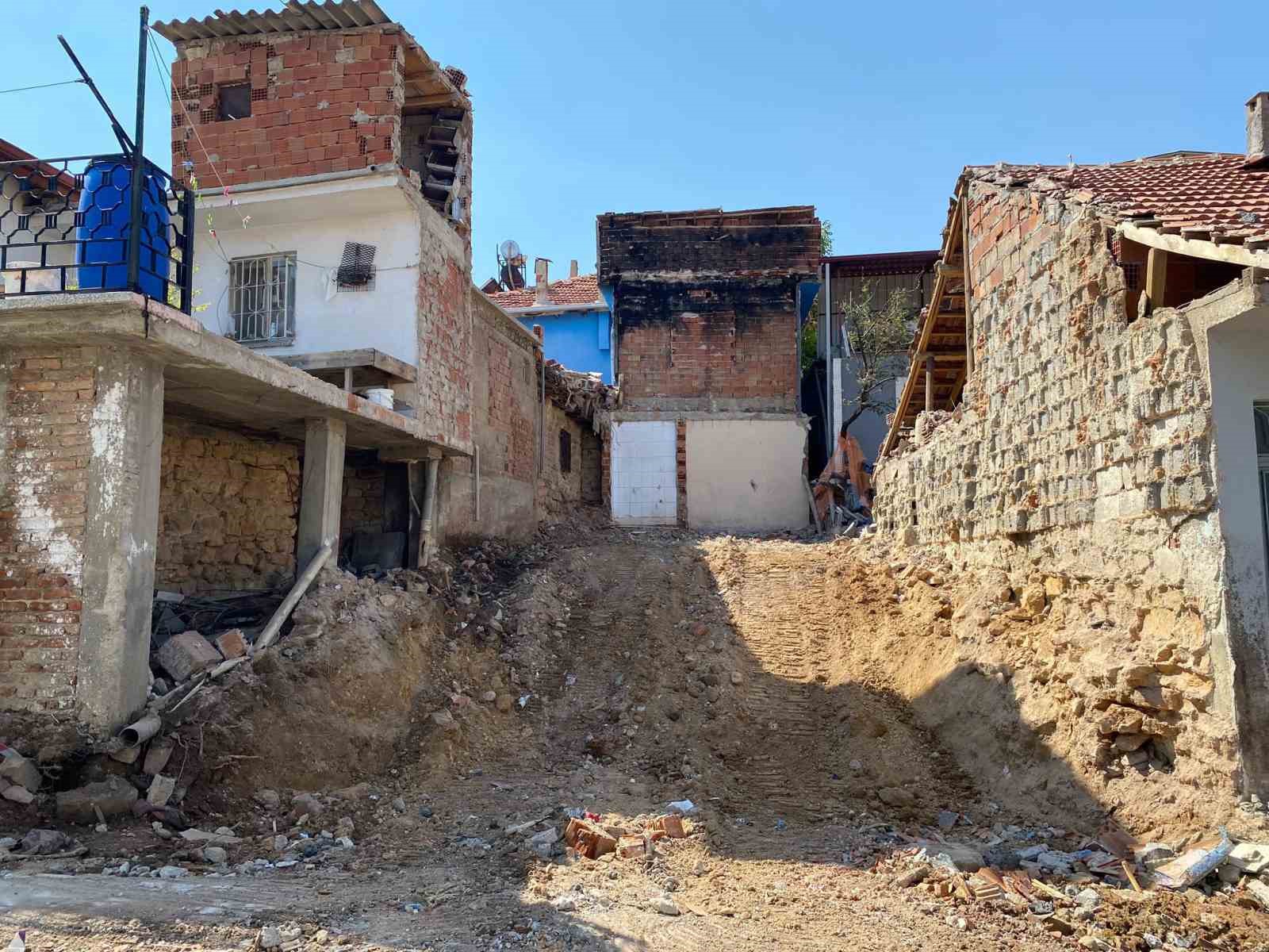 Uşak&rsquo;ta metruk yapılar yıkılıyor