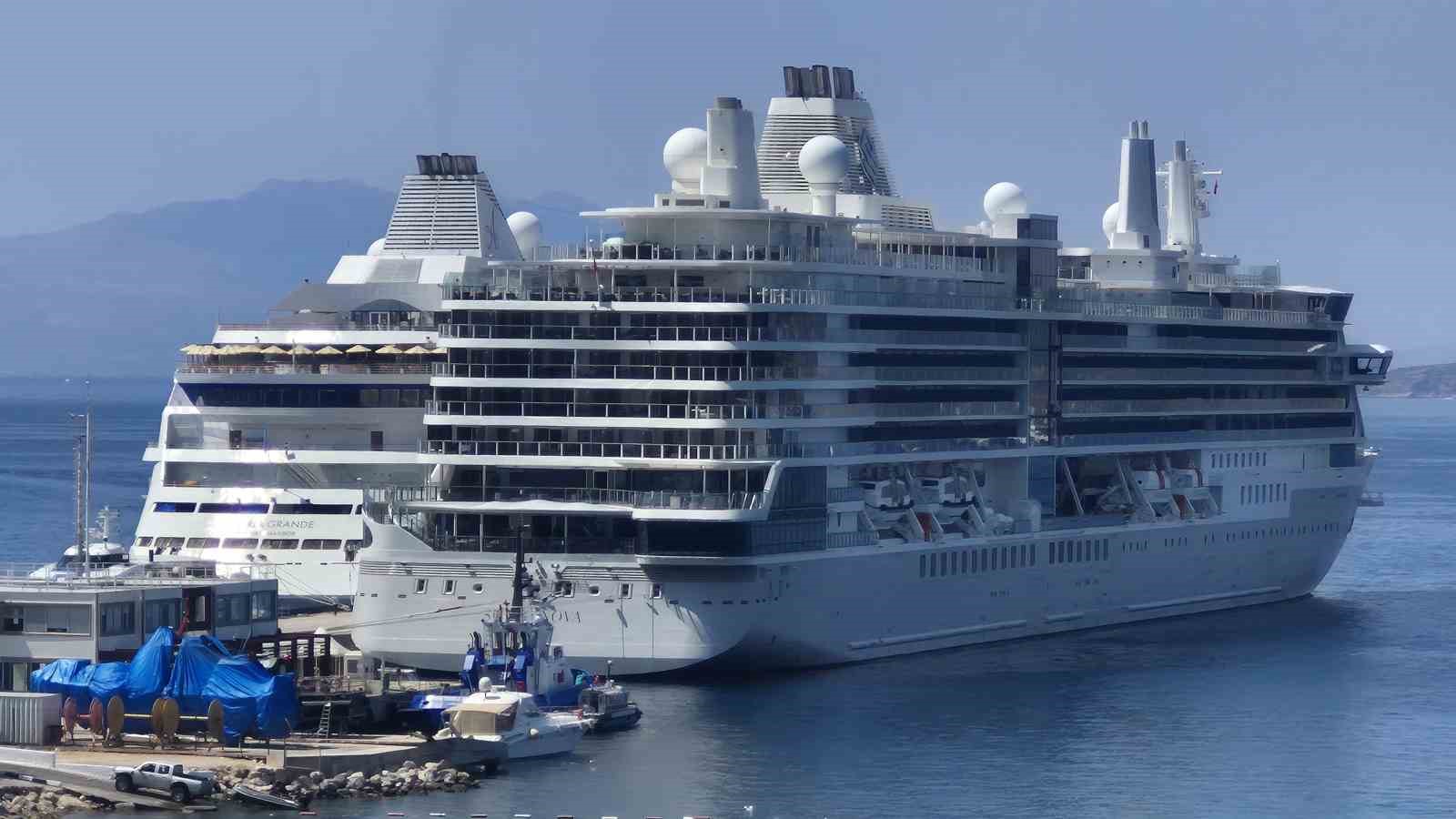 Bodrum’a iki gemi ile 1144 yolcu geldi