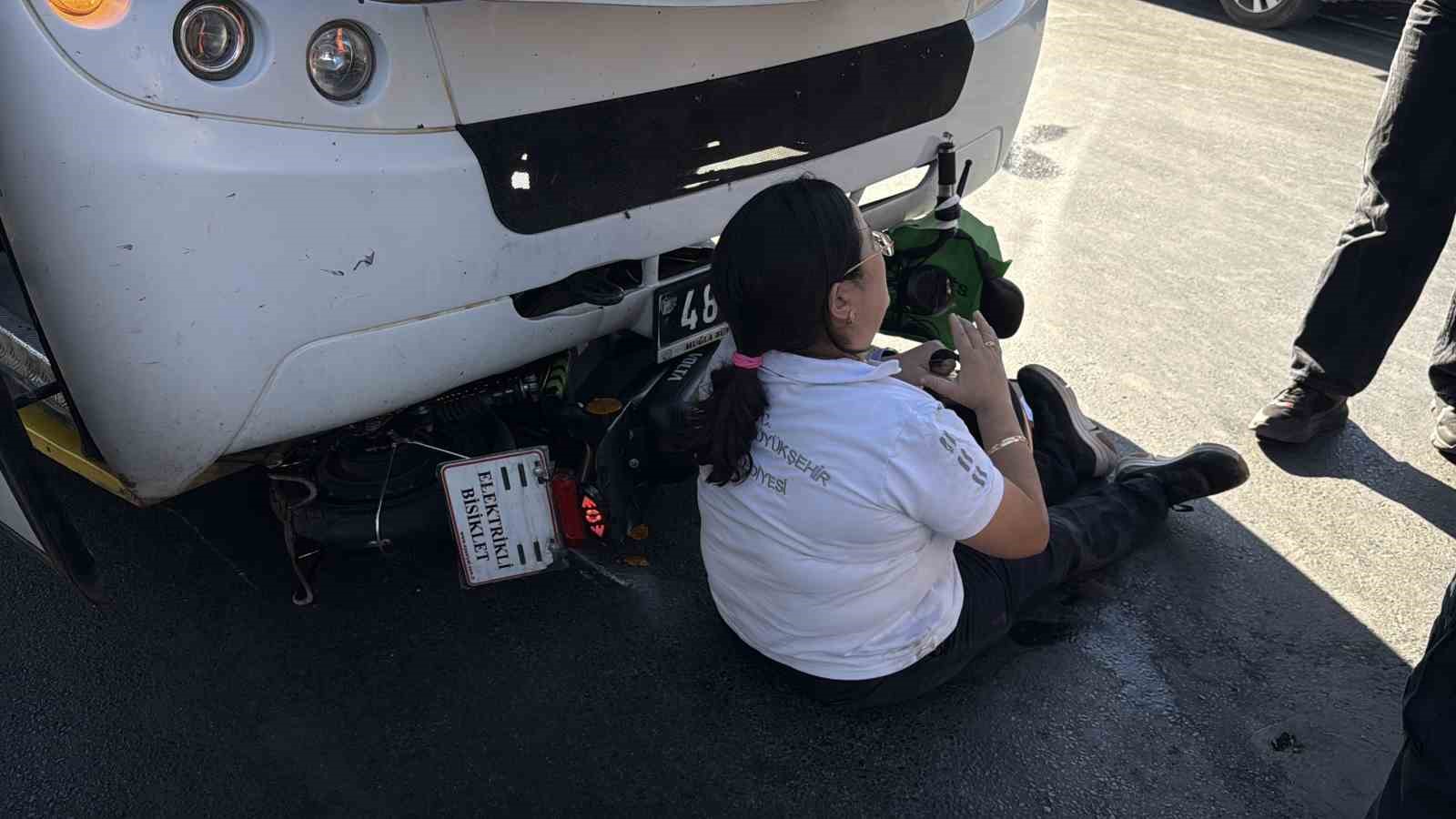 Muğla’da elektrikli bisiklet otobüsün altında kaldı: 1 yaralı
