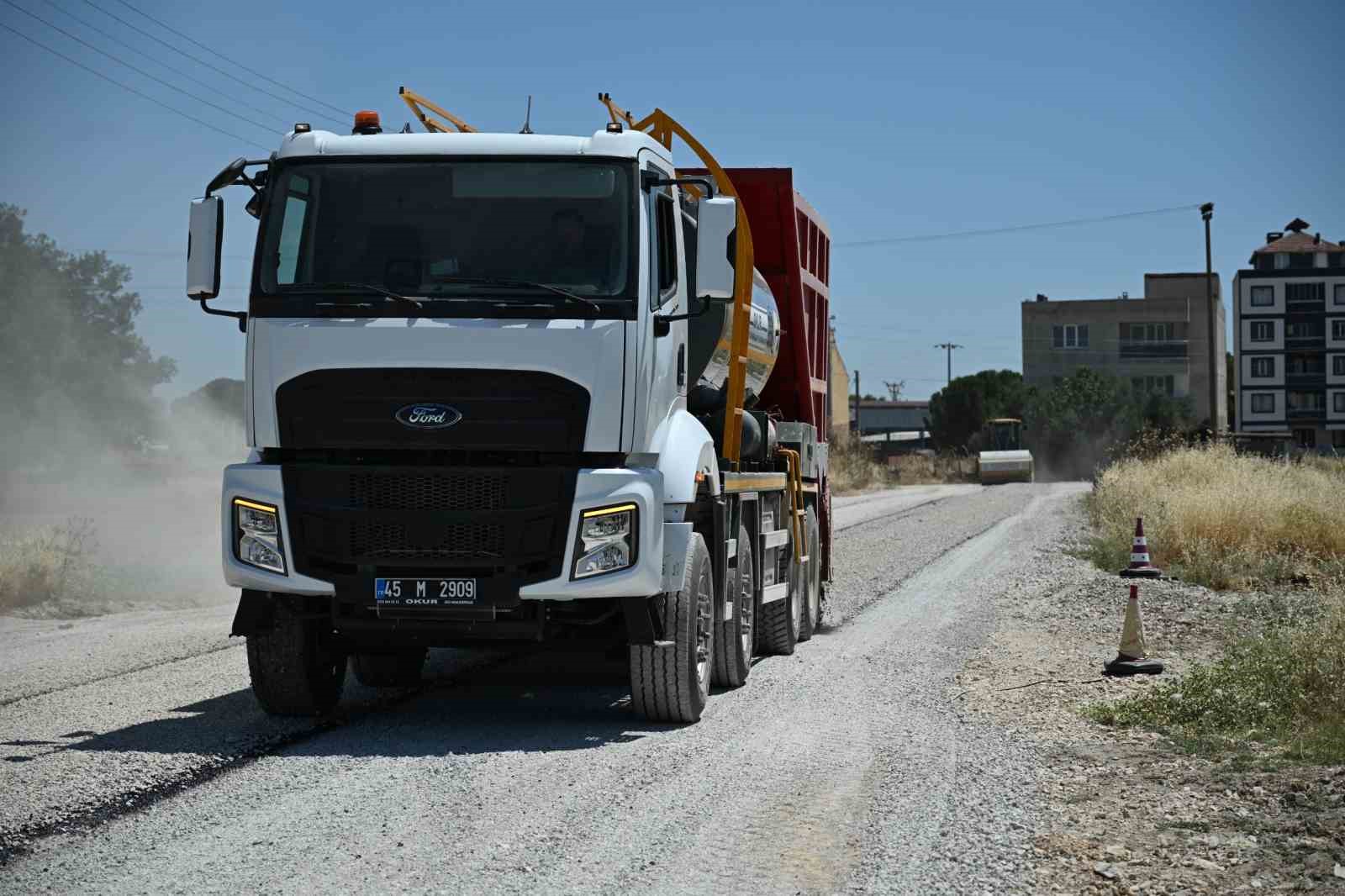 Altyapısı tamamlanan yollar asfaltlanıyor