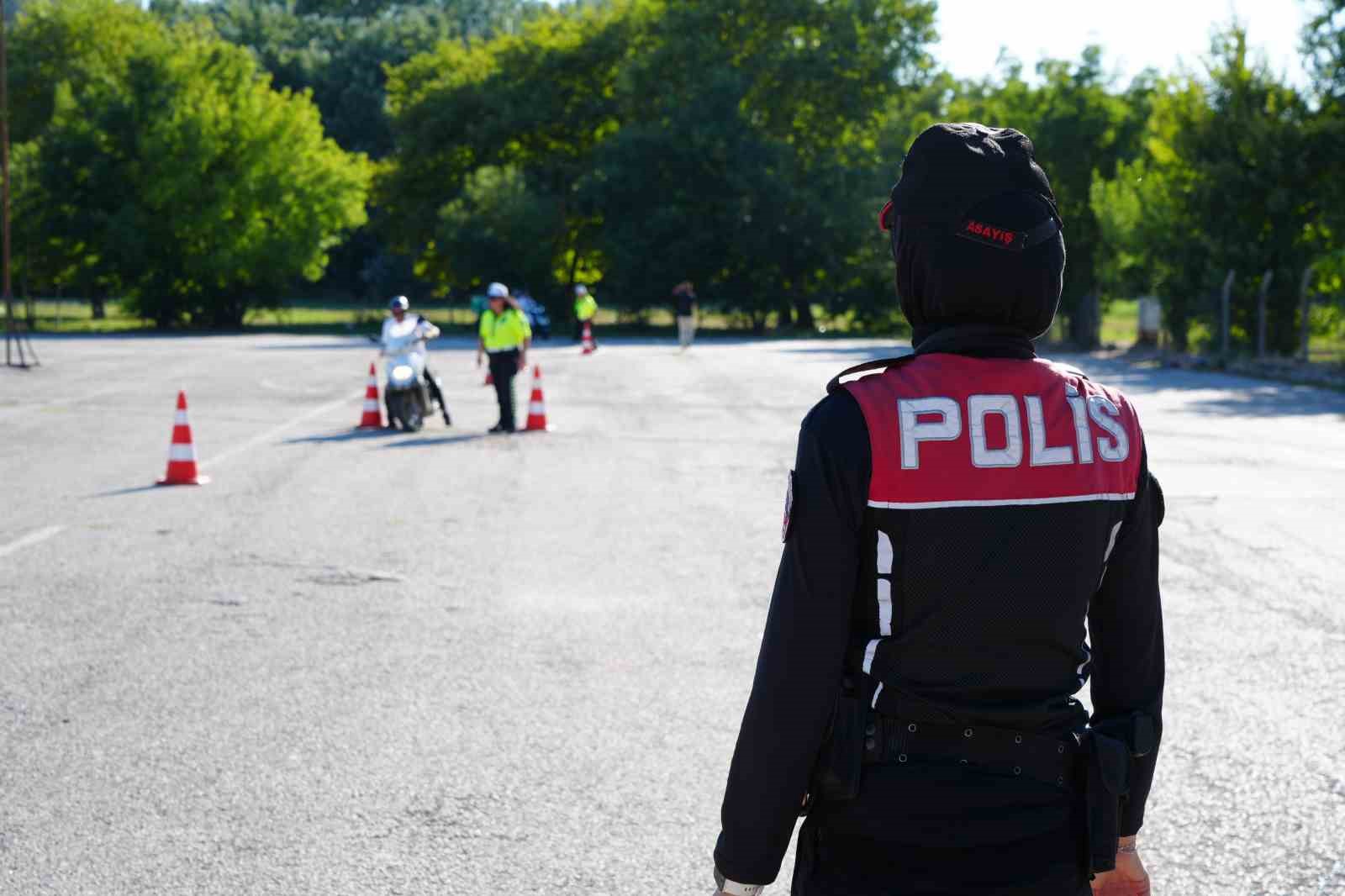 Edirne&rsquo;de motosiklet s&uuml;r&uuml;c&uuml;lerine ceza yerine g&uuml;venli s&uuml;r&uuml;ş eğitimi