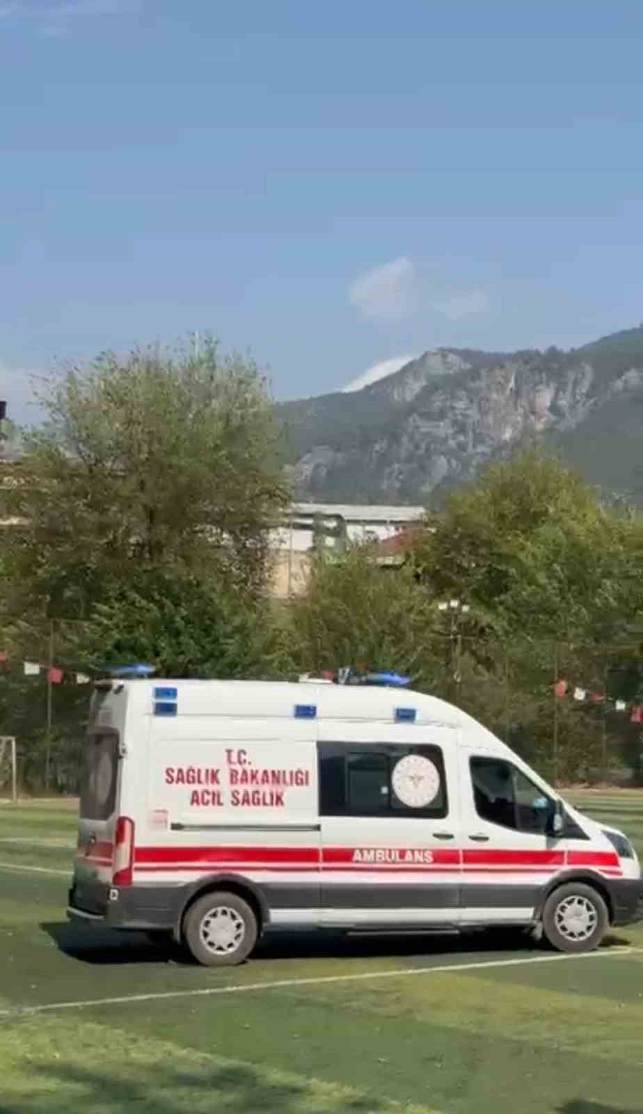 Kalp krizi ge&ccedil;iren vatandaş helikopter ambulansla hastaneye kaldırıldı