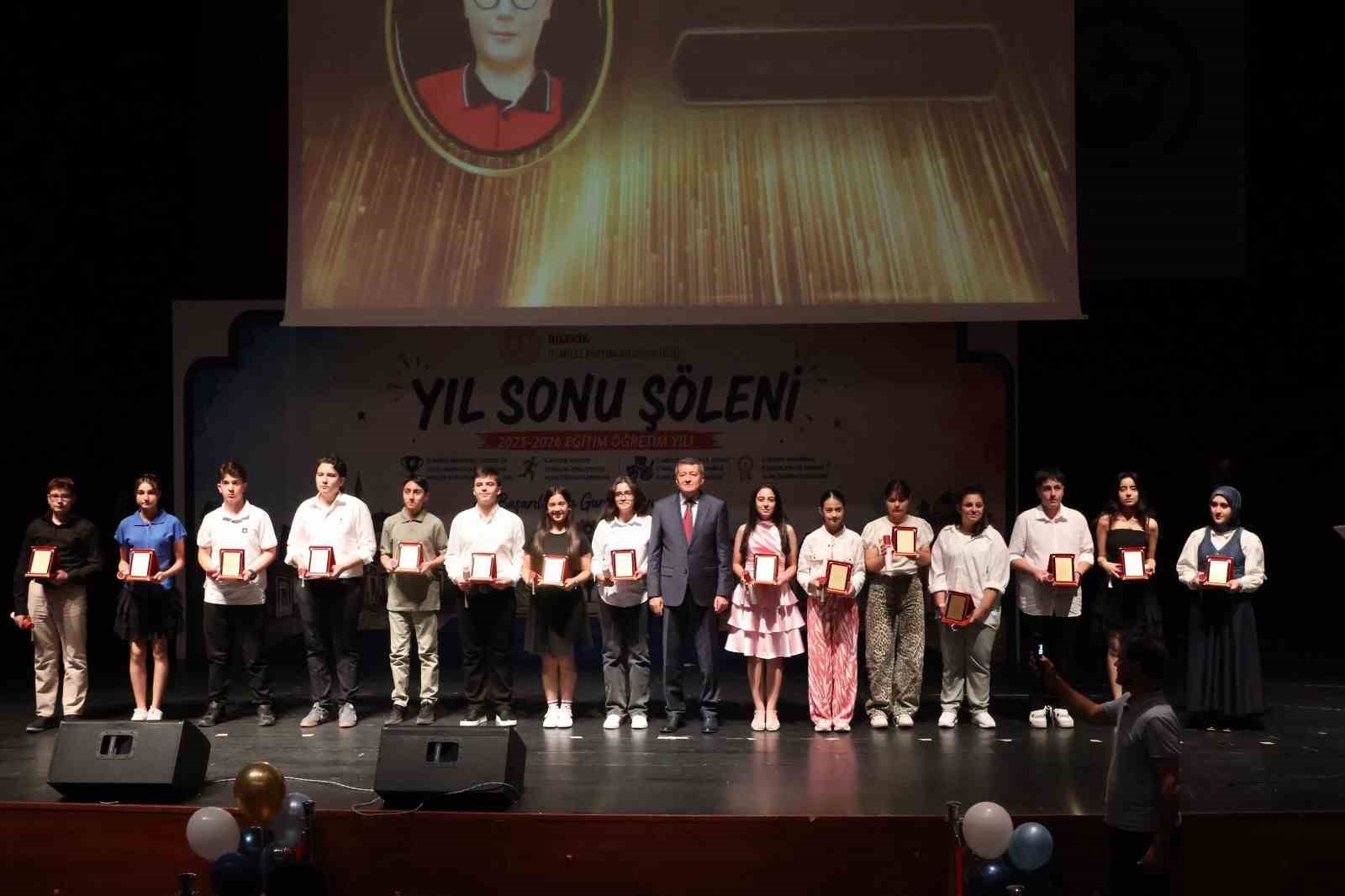 Bilecik&rsquo;te &lsquo;Eğitim Başarı &Ouml;d&uuml;lleri T&ouml;reni&rsquo; coşkuyla ger&ccedil;ekleştirildi