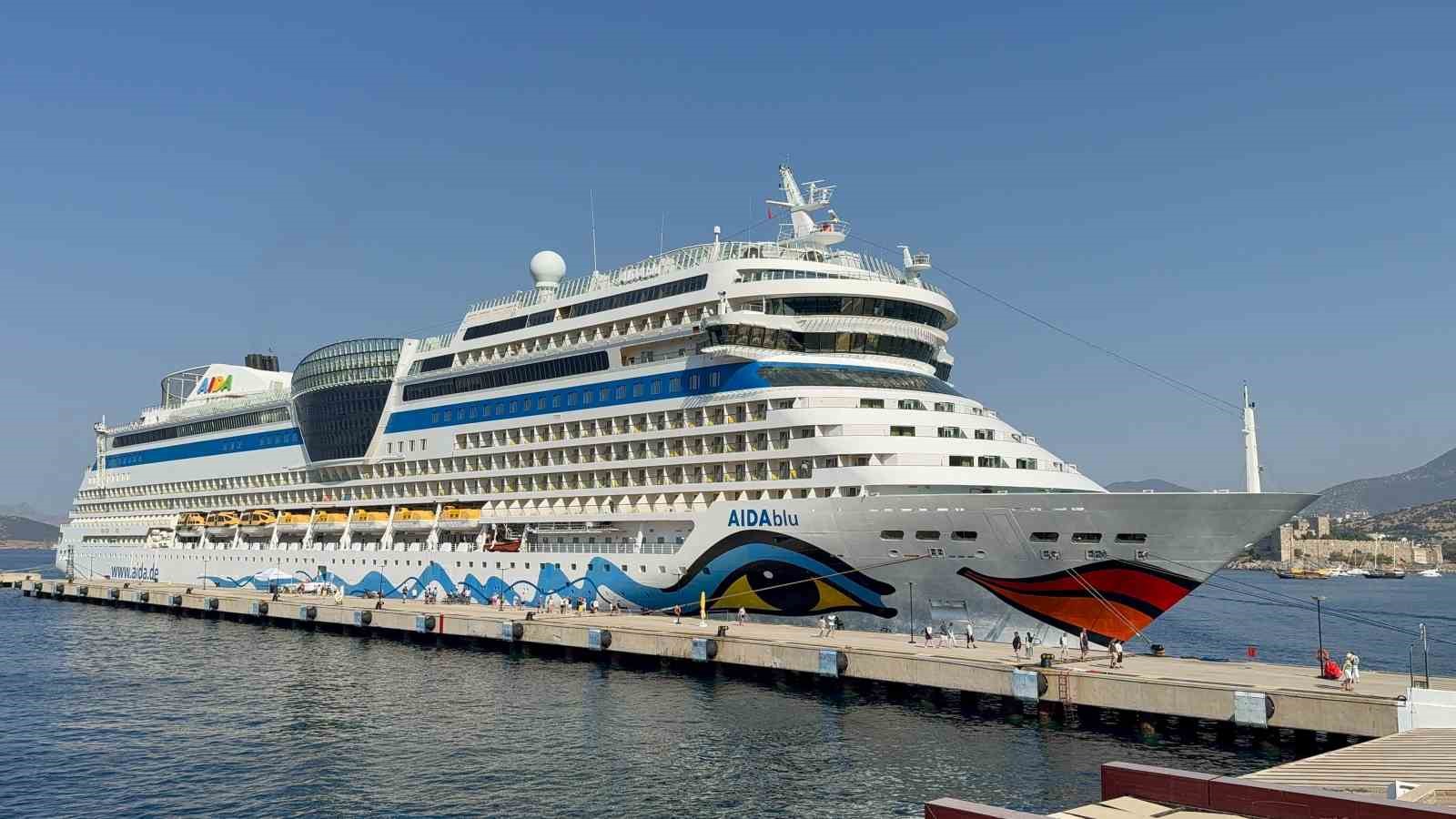 Alman turistleri taşıyan dev kruvaziyer Bodrum’a demirledi