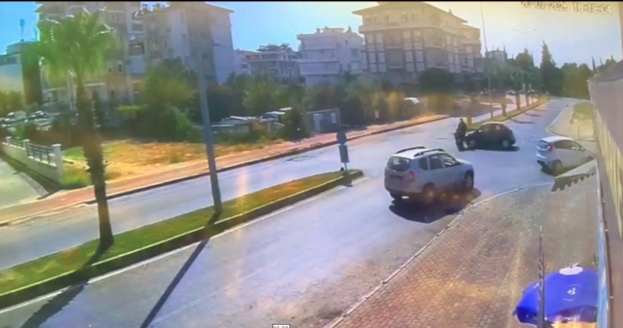 Otomobil motosiklete çarptı, otomobildeki yolcu yaralıyı bırakıp gazeteciyle uğraştı