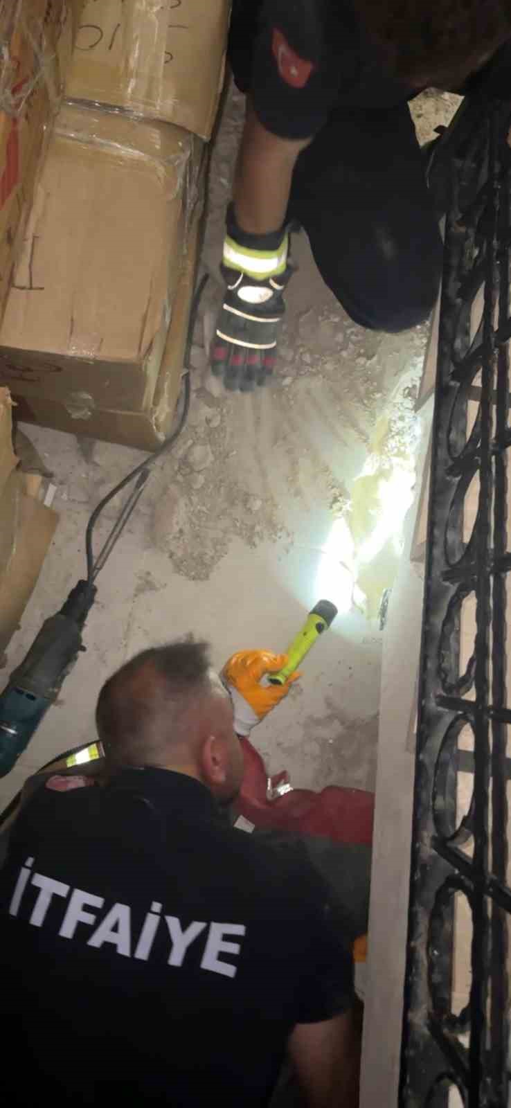 Merdiven boşluğuna sıkışan kedi merdiven ve fayans kırılarak kurtarıldı