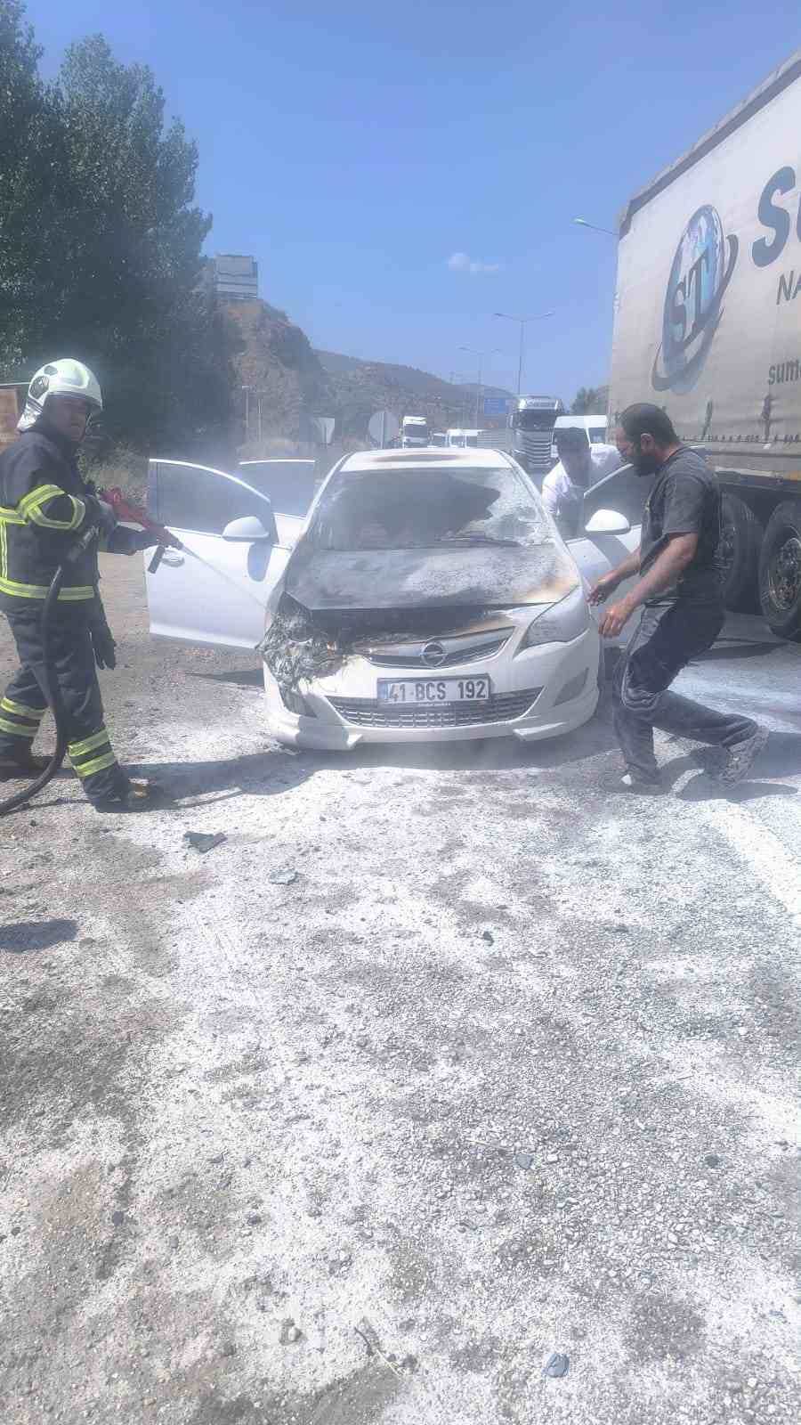 Seyir halindeki otomobil bir anda alev aldı