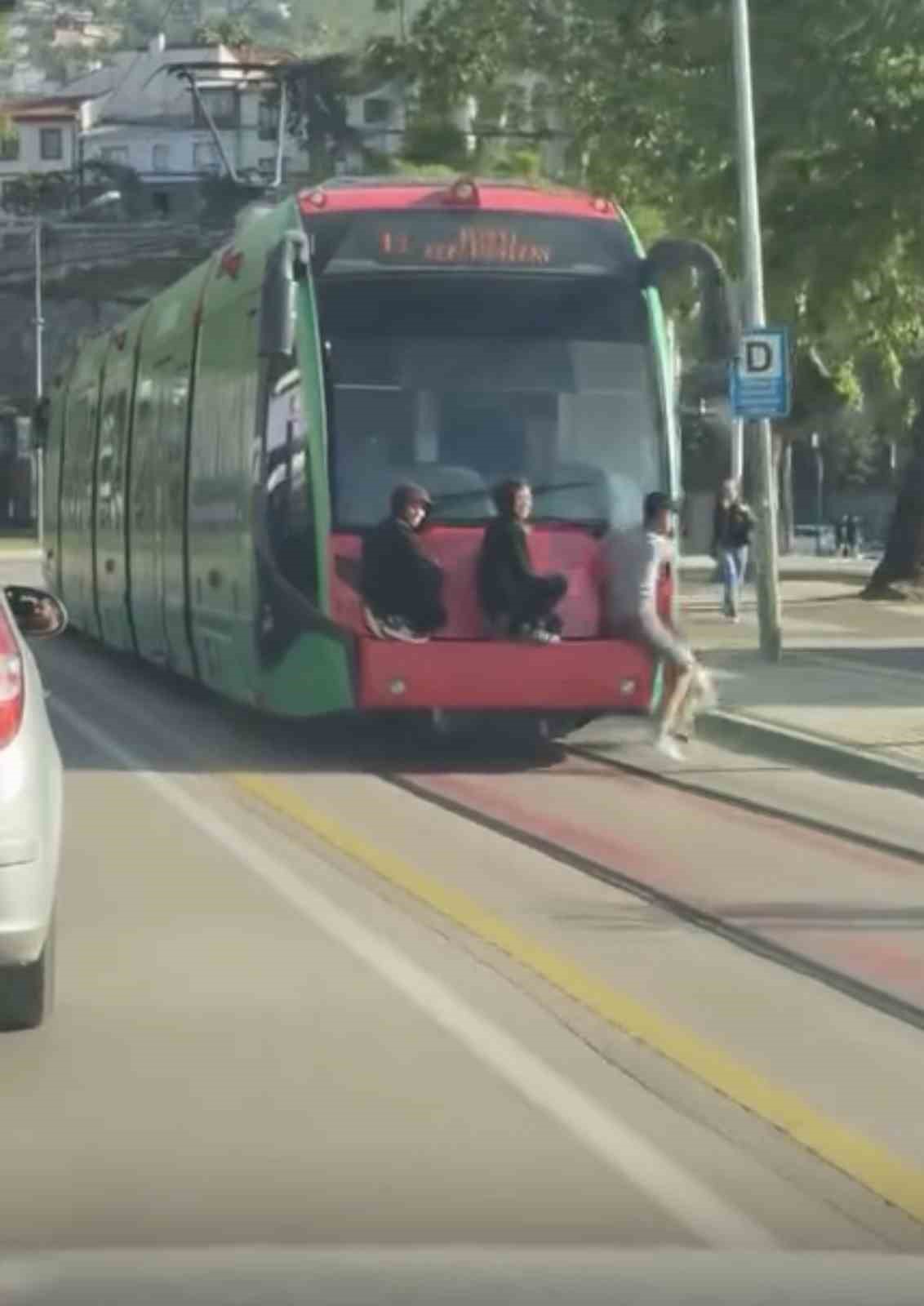 Bursa&rsquo;da gen&ccedil;lerin tramvay arkasındaki tehlikeli yolculuğu kamerada
