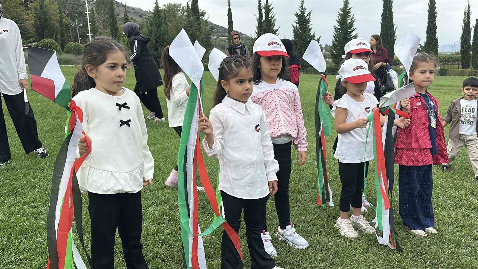Burdur’da Gazzeli çocuklar için uçurtmalar ve balonlar gökyüzüne bırakıldı
