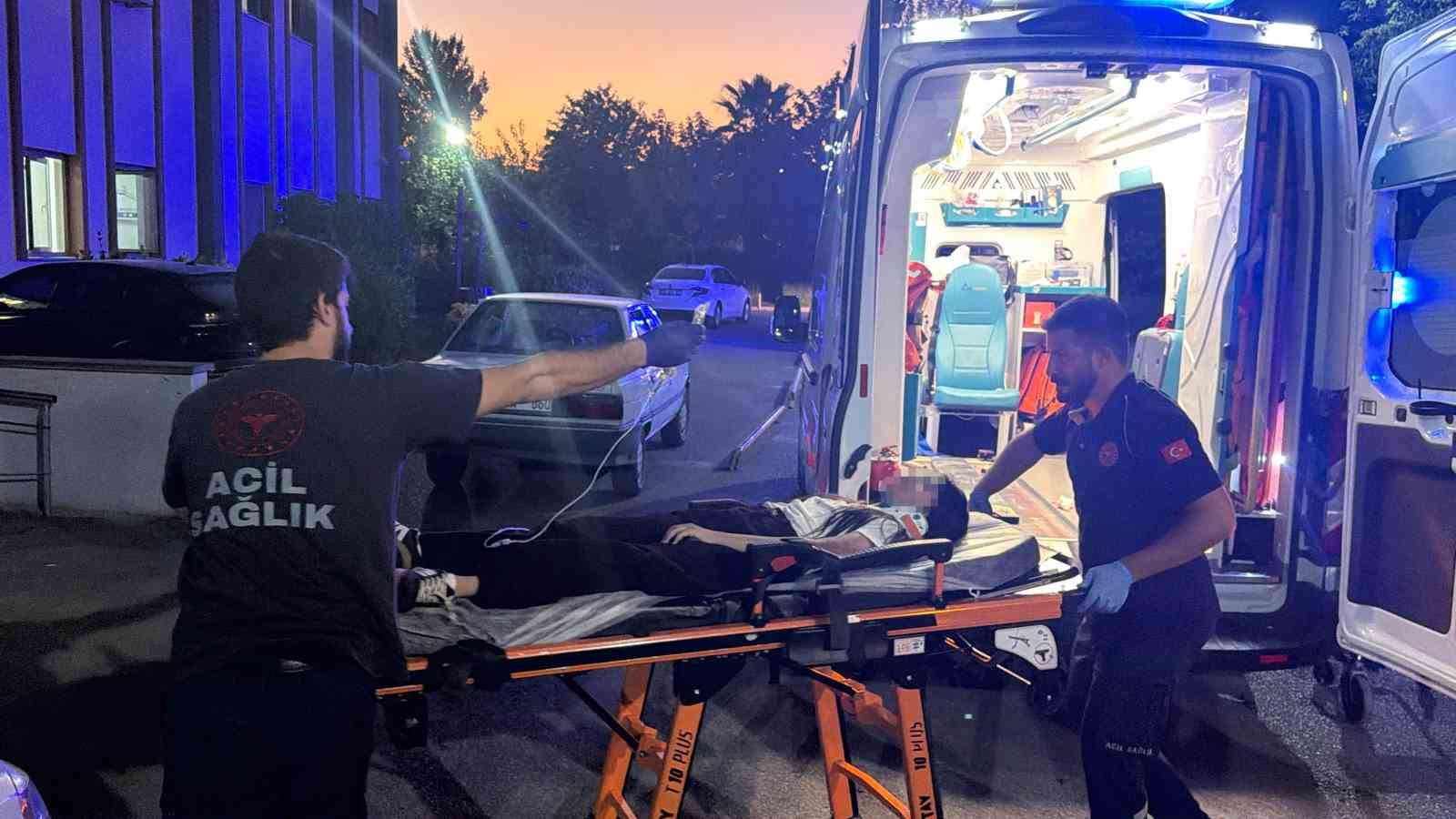 Otomobil kaldırıma çıktı: 3 yaralı