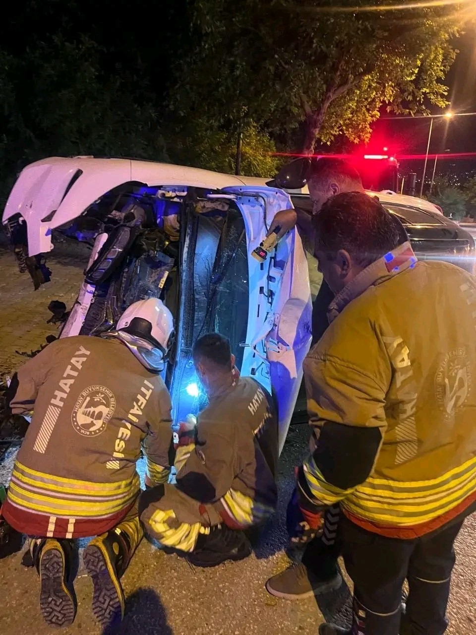 Ağaca çarparak yan yatan otomobildeki 2 kişi yaralandı