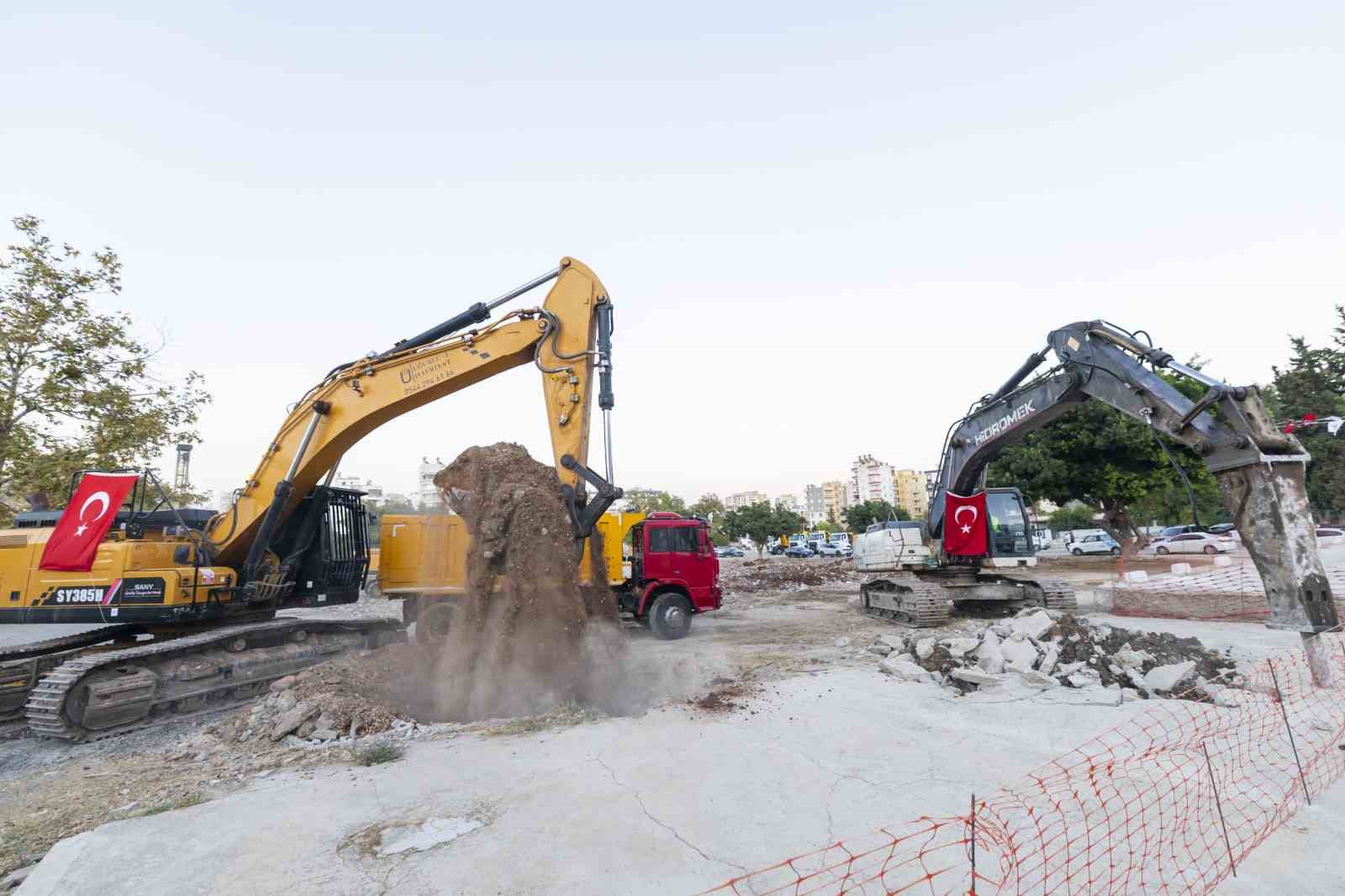 Mersin&rsquo;de 138 milyon liralık kent meydanının temeli atıldı
