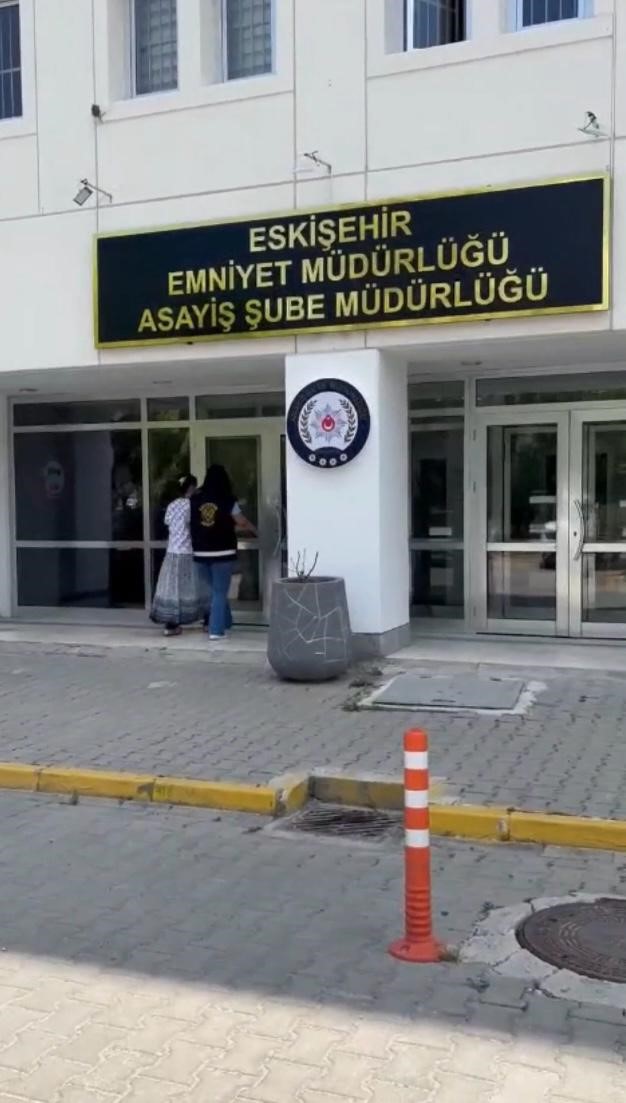 Eskişehir’de 3 evden 1 milyon 20 bin TL’lik hırsızlık yapan 2 kadın tutuklandı