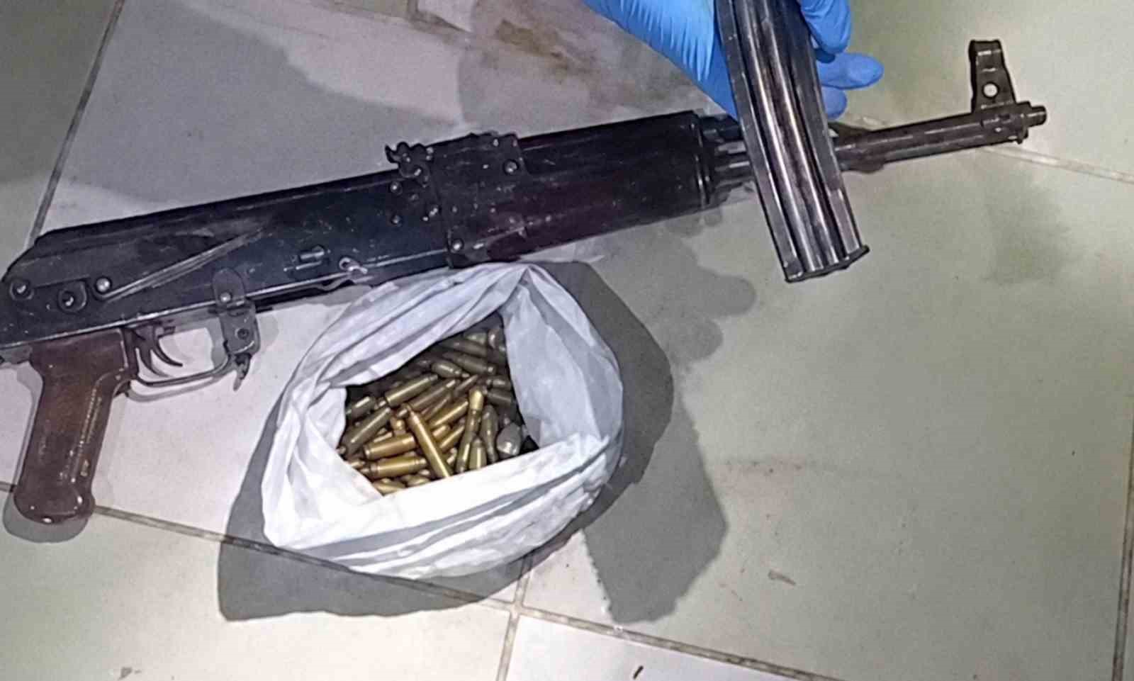 Kırıkkale’de çatıya gizlenen çuvaldan Kalaşnikof çıktı