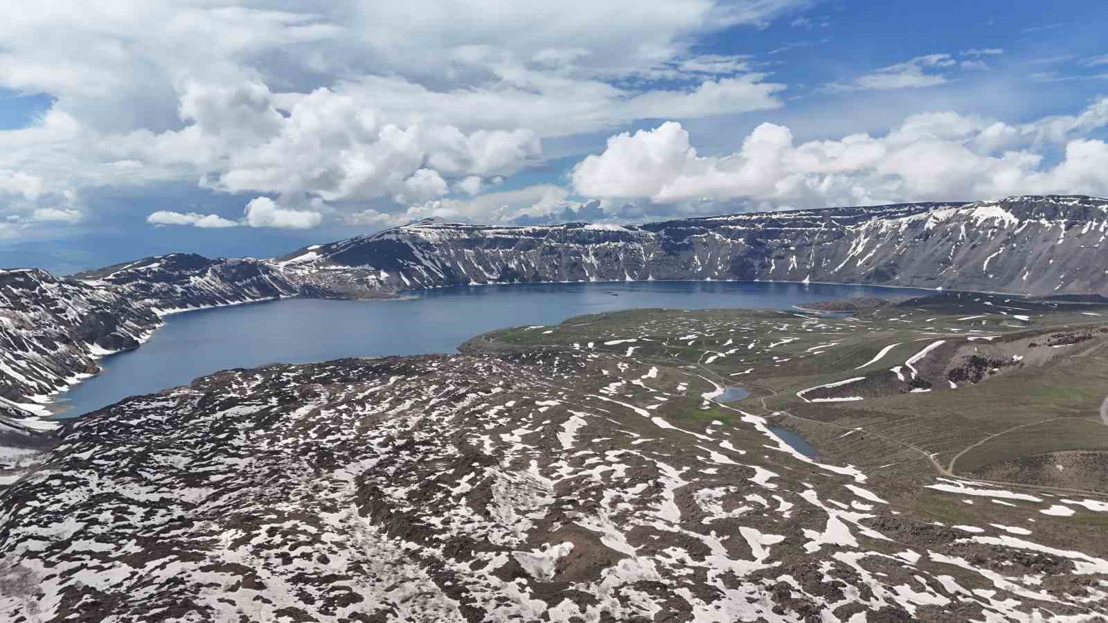 İki mevsimin bir arada yaşandığı Nemrut Krateri böyle görüntülendi