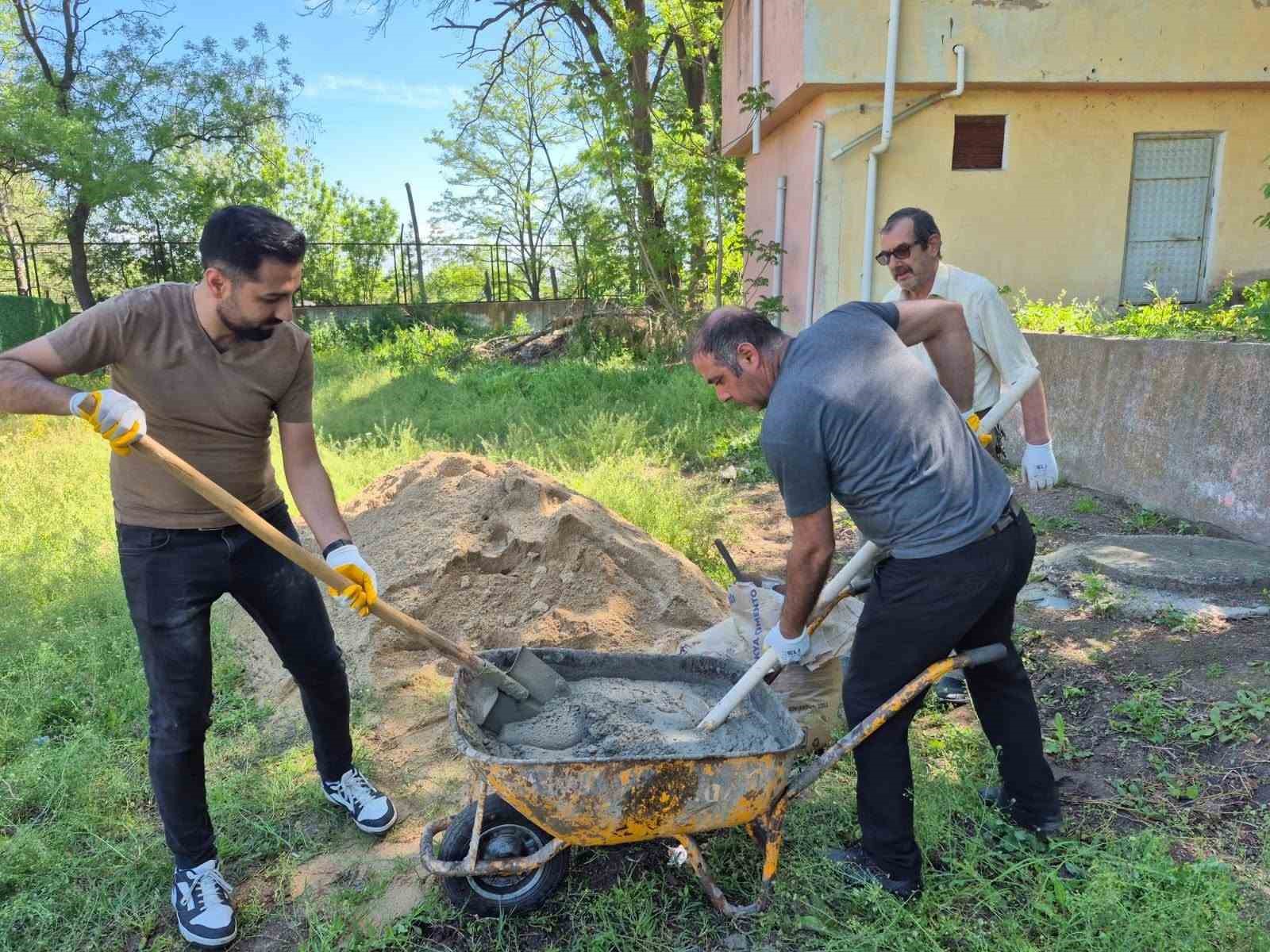 Milli Eğitim Şube Müdürü Yıldırım, okulun boya ve tadilatını kendi elleriyle yaptı