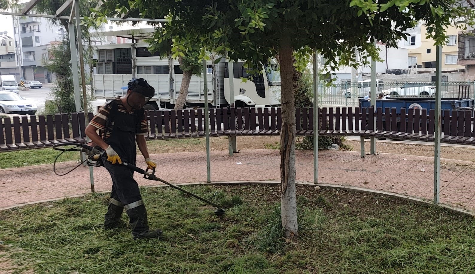 Mersin&rsquo; de park ve yeşil alanlarda bakım &ccedil;alışmaları s&uuml;r&uuml;yor
