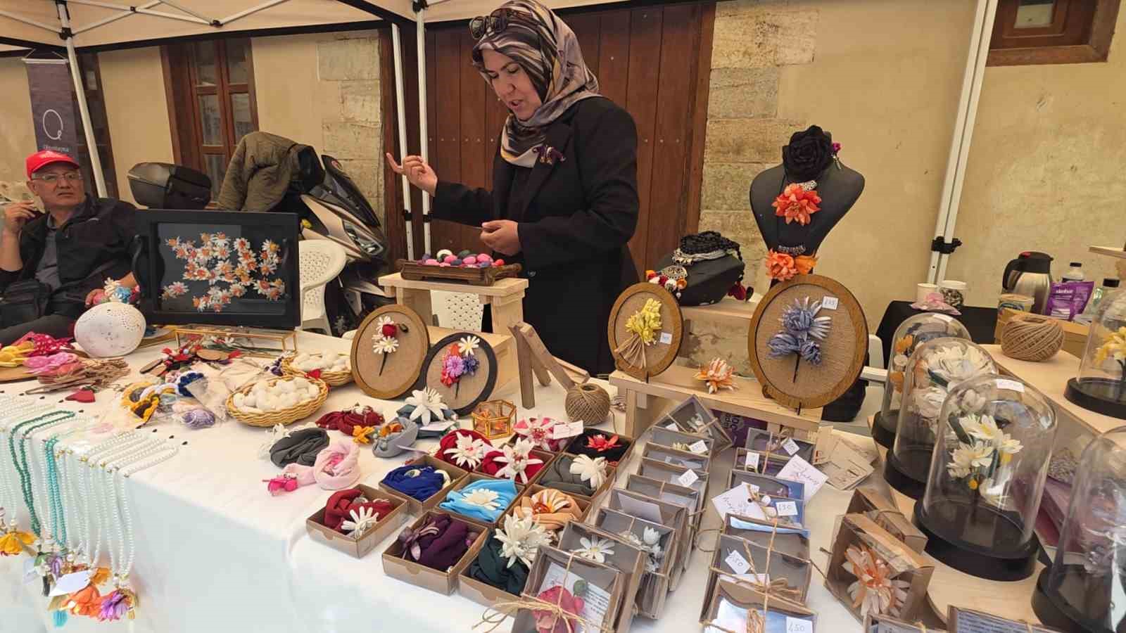 Sanatçı Nuray Taşkıran "Mor Cepken" geleneğini ipek kozalarla geleceğe taşıyor