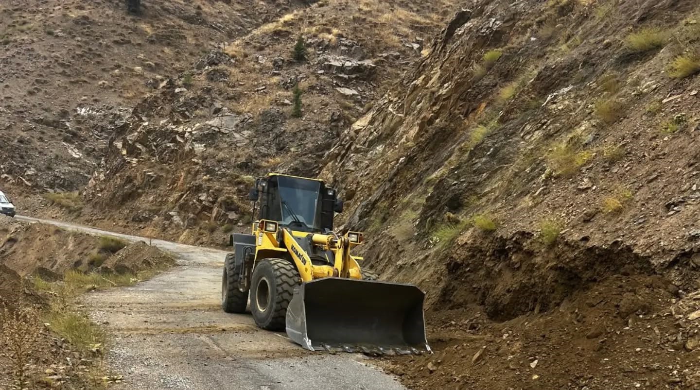 Köy yollarında bakım ve onarım çalışmaları sürüyor