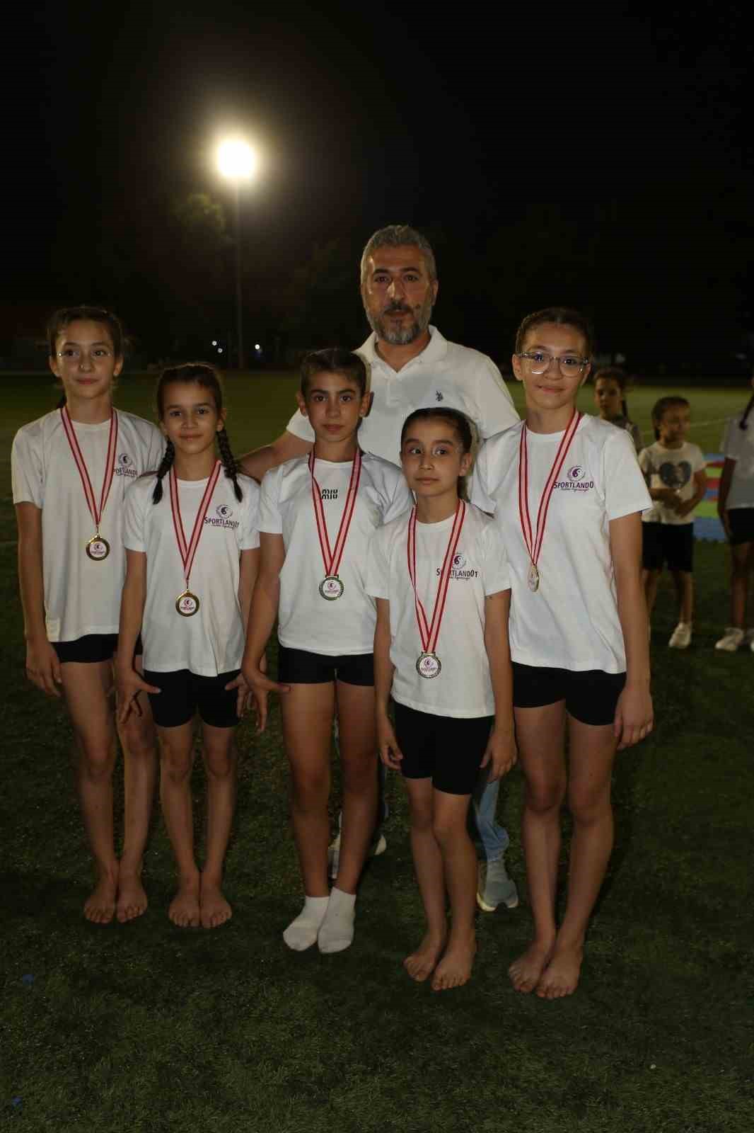 Sarıgöl’de minik cimnastikçilerden nefes kesen gösteri