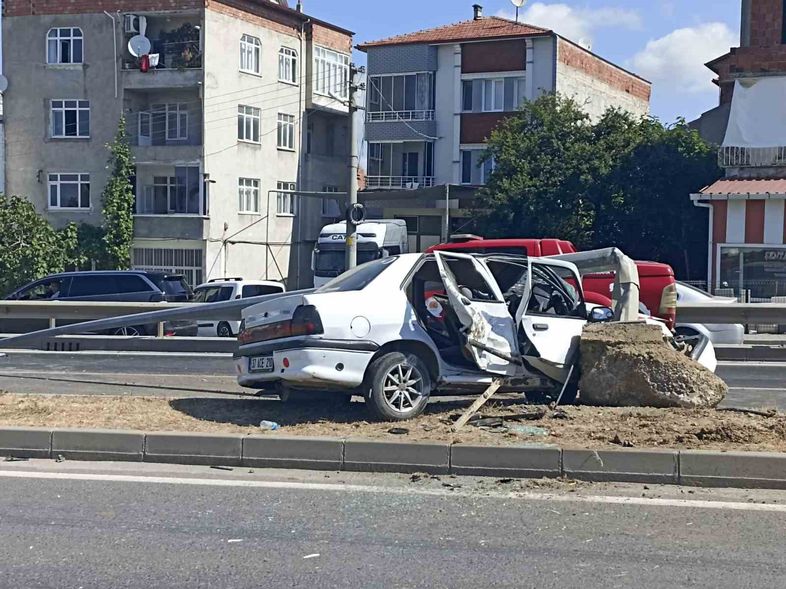 Bafra’da otomobil aydınlatma direğine çarptı, sürücü yaralandı