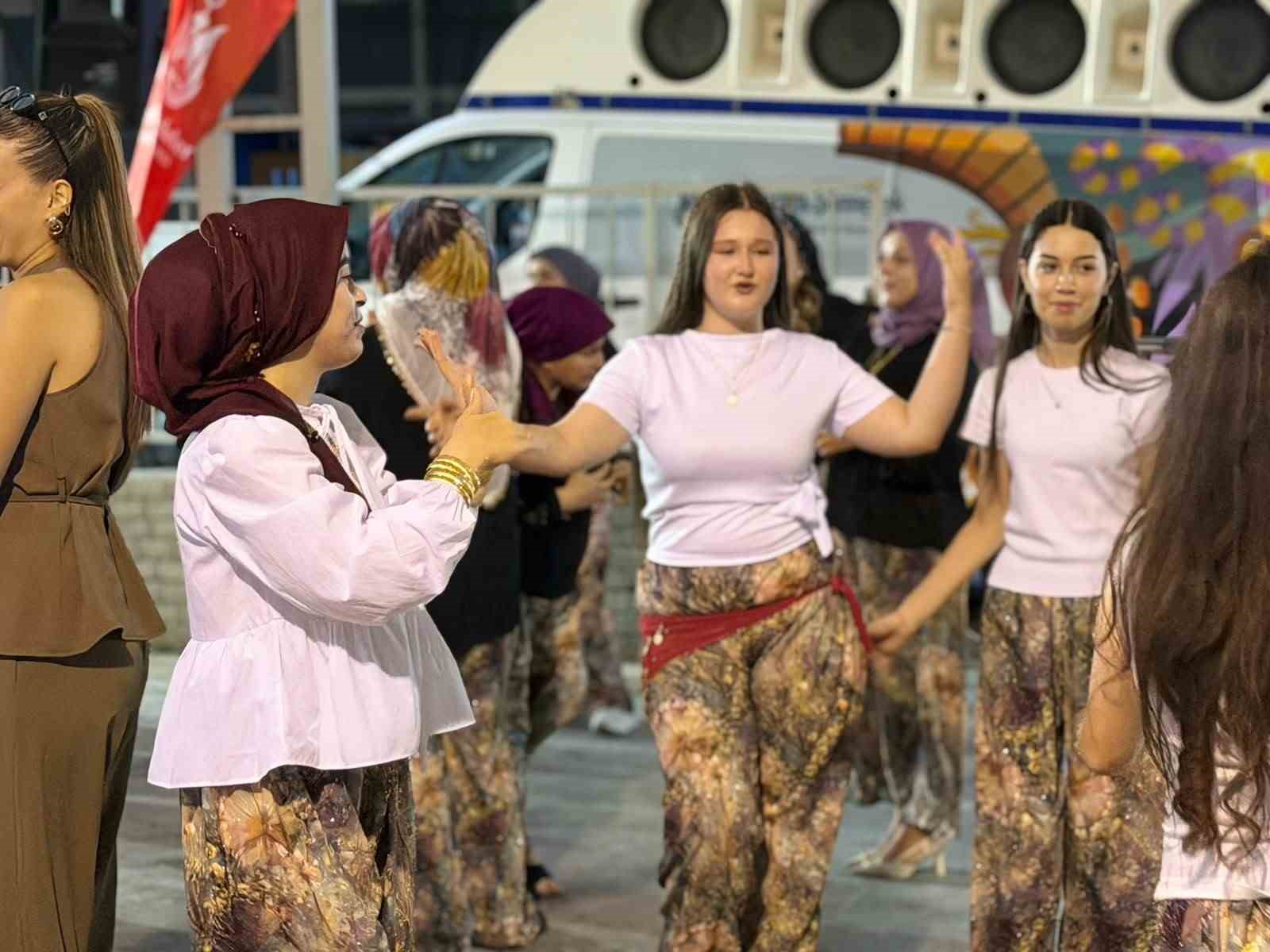 Karayenice’de şalvarlar giyildi, meydan şenlendi