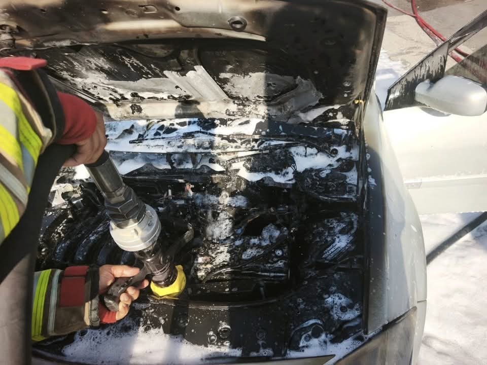 Antakya’da aracın motorundan alevler yükseldi