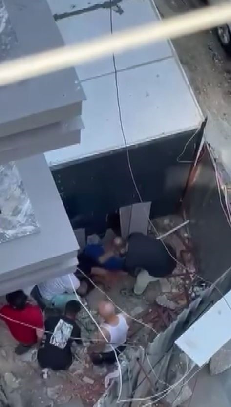 K&uuml;&ccedil;&uuml;k&ccedil;ekmece&rsquo;de inşaattan d&uuml;şen iş&ccedil;i ağır yalandı