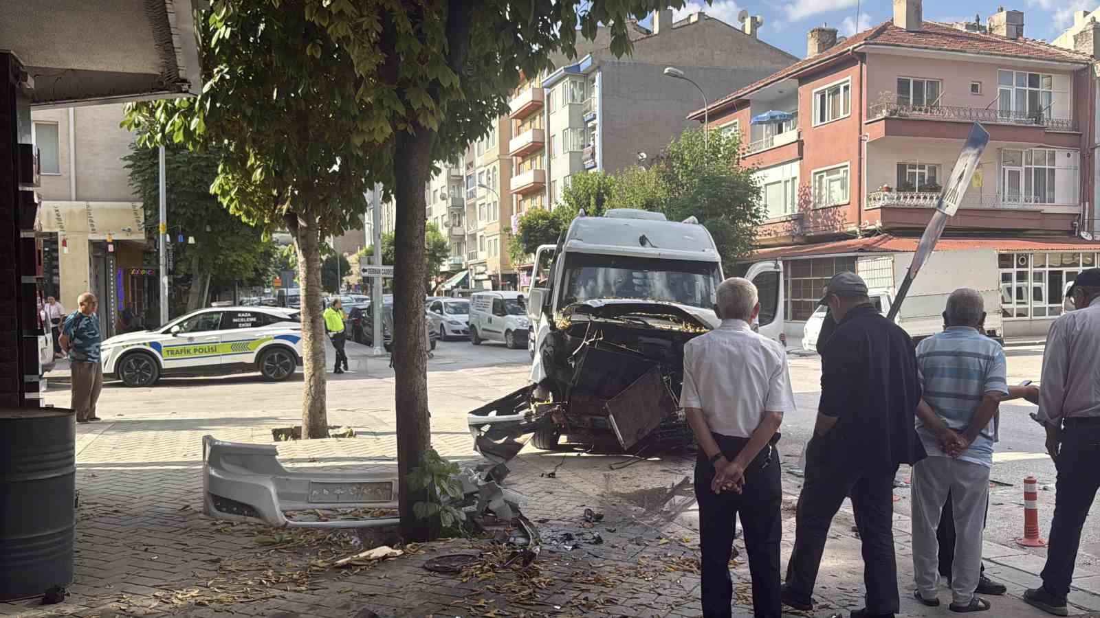 9 kişinin yaralandığı kazanın g&uuml;venlik kamerası g&ouml;r&uuml;nt&uuml;leri ortaya &ccedil;ıktı