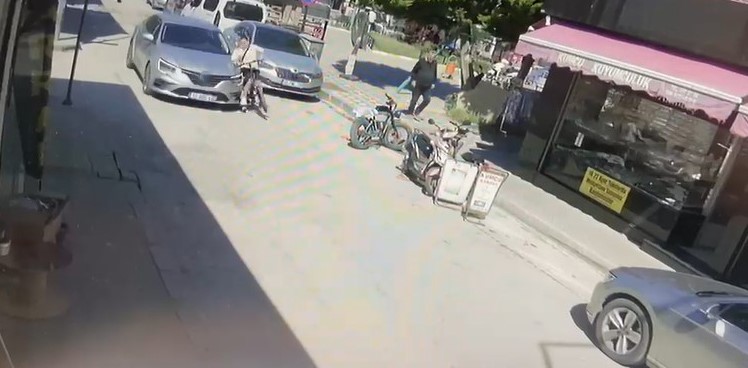 Bisikletiyle aniden yola çıkan çocuğa otomobil çarptı