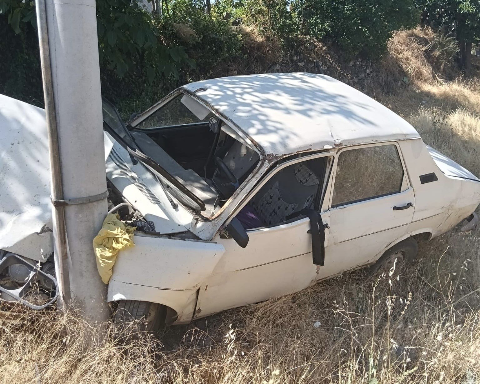 Uşak’ta yoldan çıkan otomobil elektrik direğine çarptı: 4 yaralı