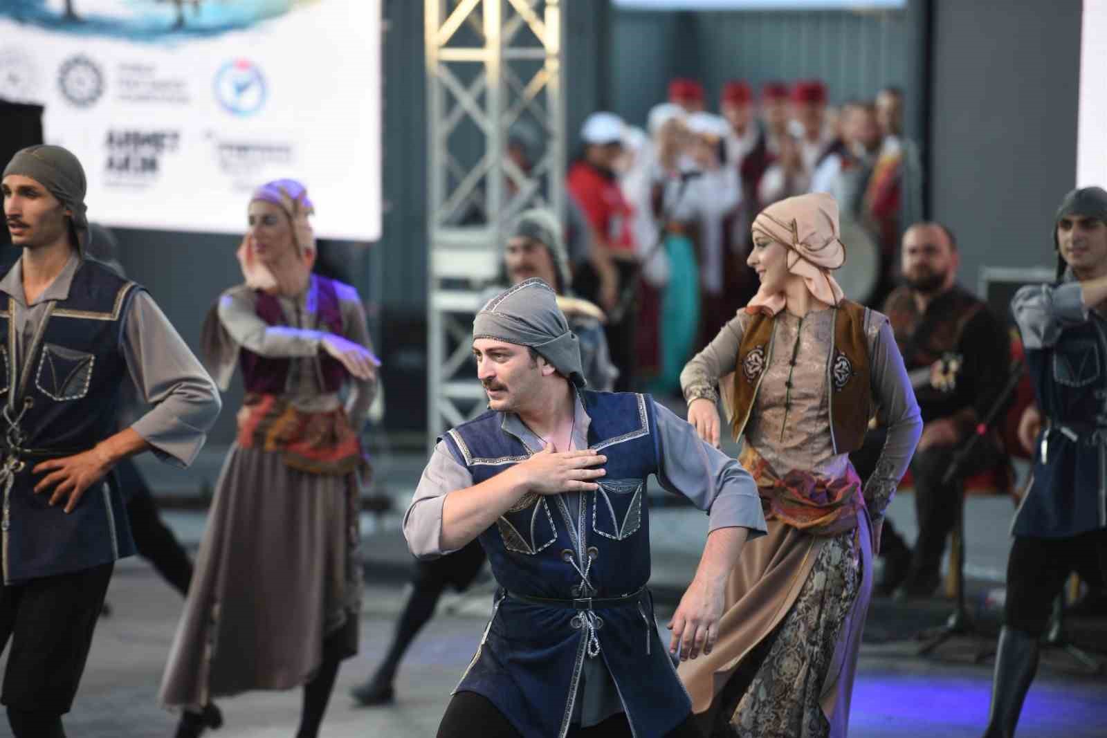 Dünya dansları Balıkesir sahnelendi