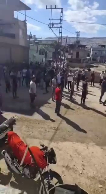 Ka&ccedil;ak elektriğe m&uuml;dahaleye giden ekiplere karşı koyan şahıslar mahallenin yolunu kapattı