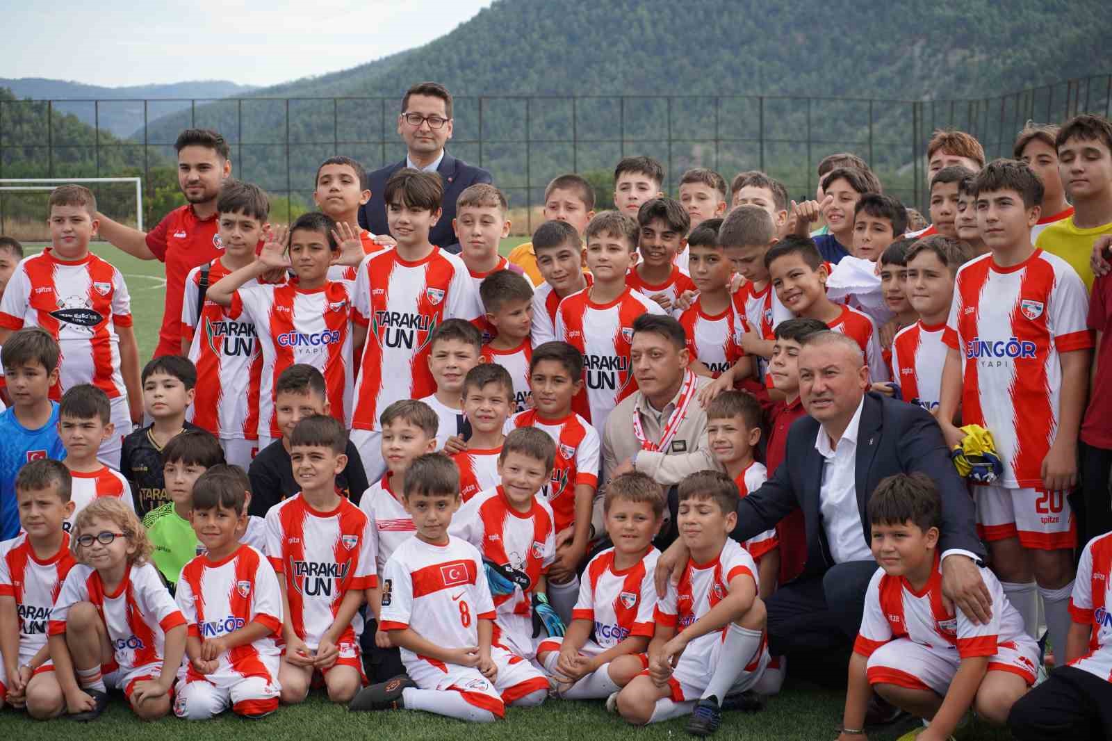 Mesut Özil, gençlere futbol akademisi müjdesi verdi