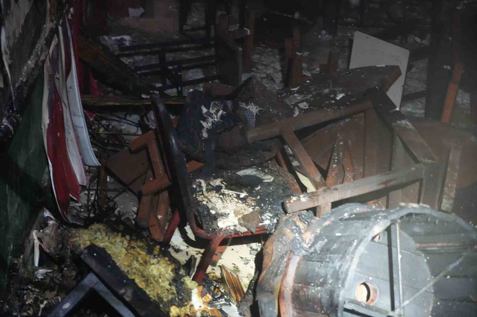Zabıtanın yer işgali uyarısına kızdı, dükkanını ateşe verdi