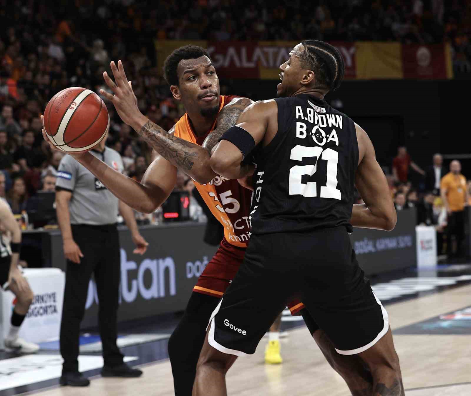 Beşiktaş ile Galatasaray yarı final i&ccedil;in parkeye &ccedil;ıkacak