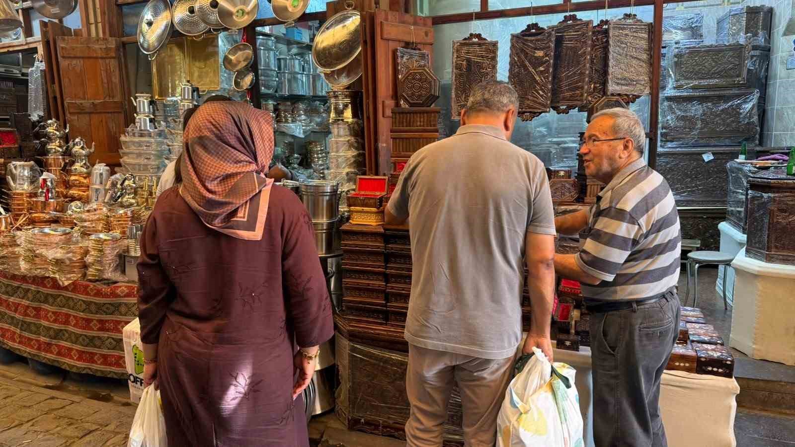 65 yıldır genç kızların çeyizlik sandıklarını yapıyor