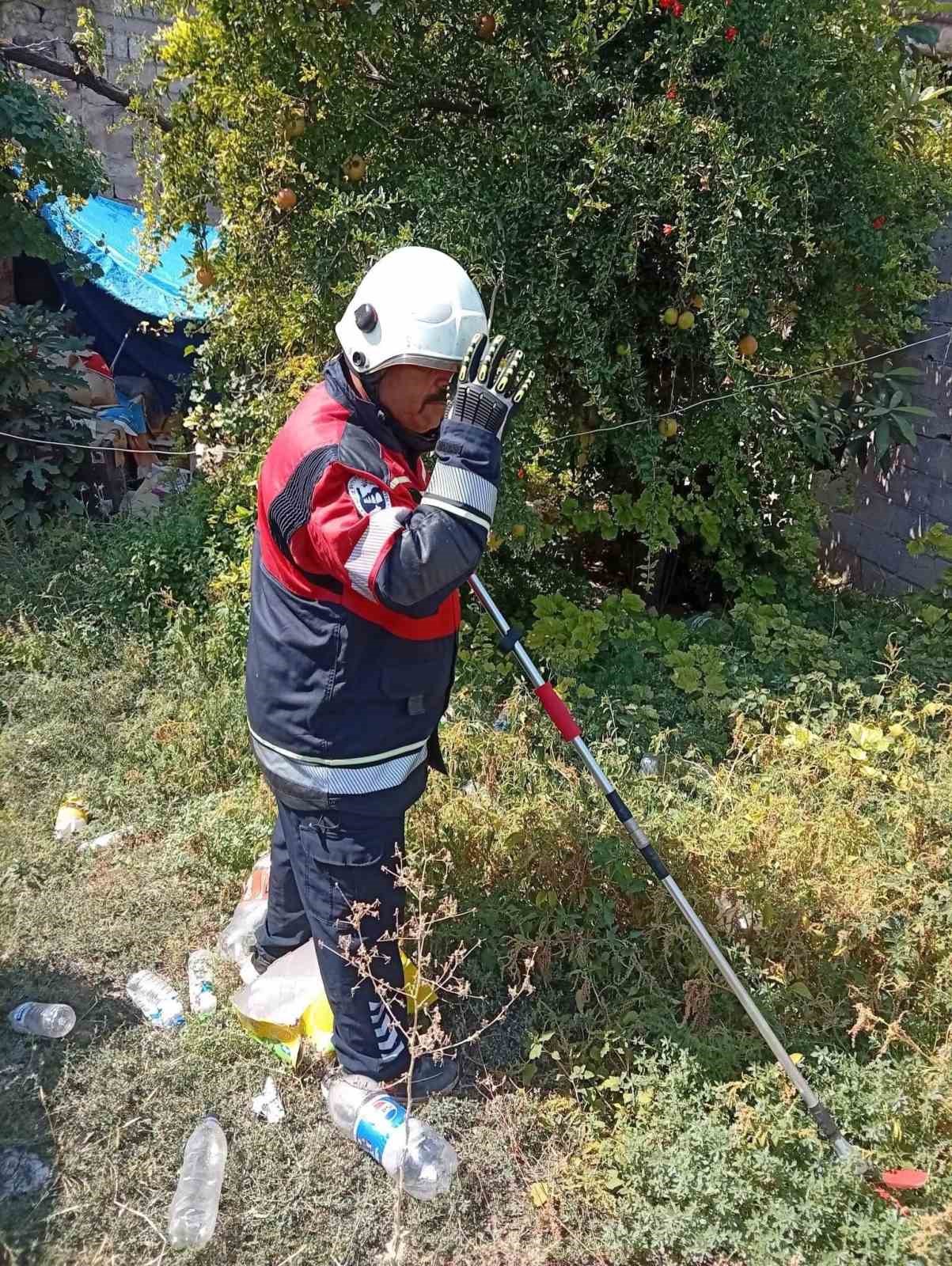 Antakya ve Reyhanlı&rsquo;da yerleşim yerlerine giren yılanlar yakalandı