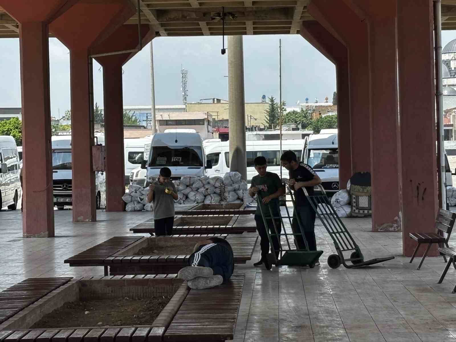 Adana sıcağı otogarda çileye dönüştü, vatandaş isyan etti