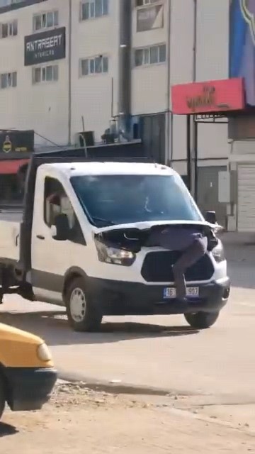 Kamyonetin motorunda giden tamirci konuştu: "M&uuml;şteriyi 40 bin liradan kurtardık"