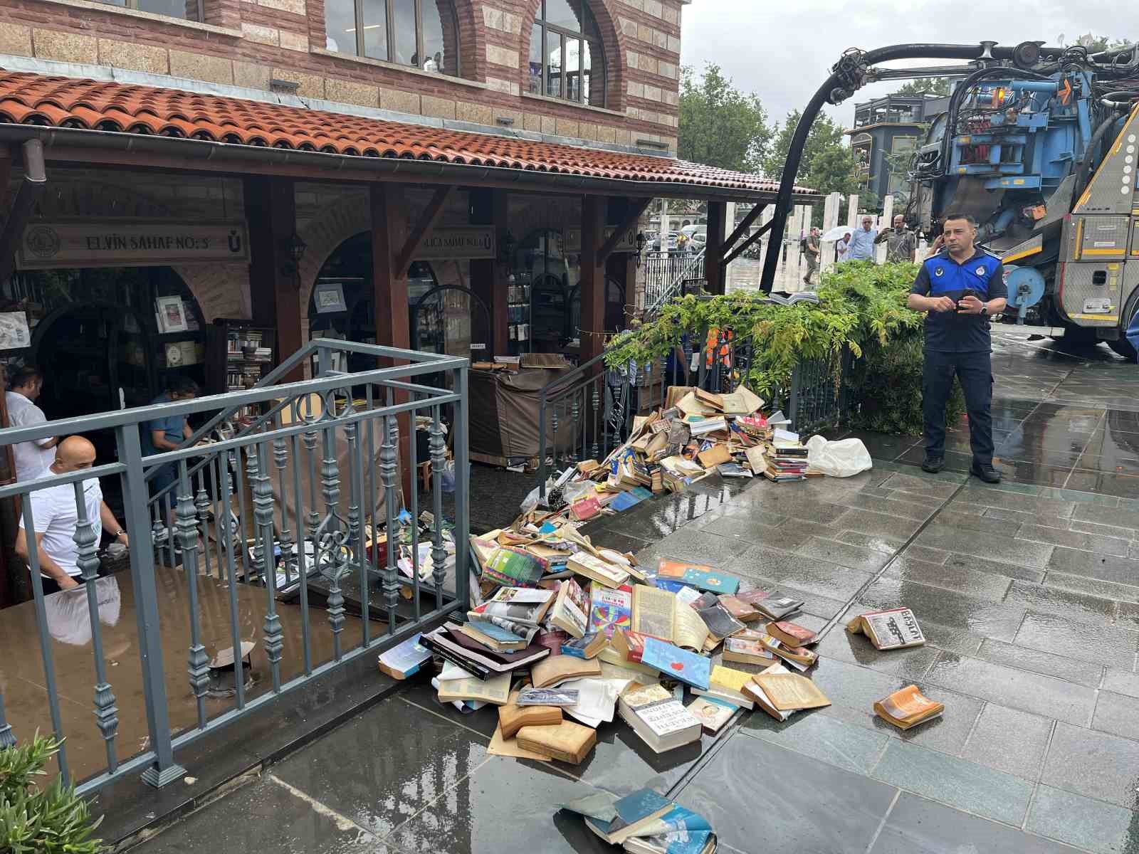 Üsküdar Sahaflar Çarşısı’nı su bastı: Yüzlerce kitap kullanılamaz hale geldi