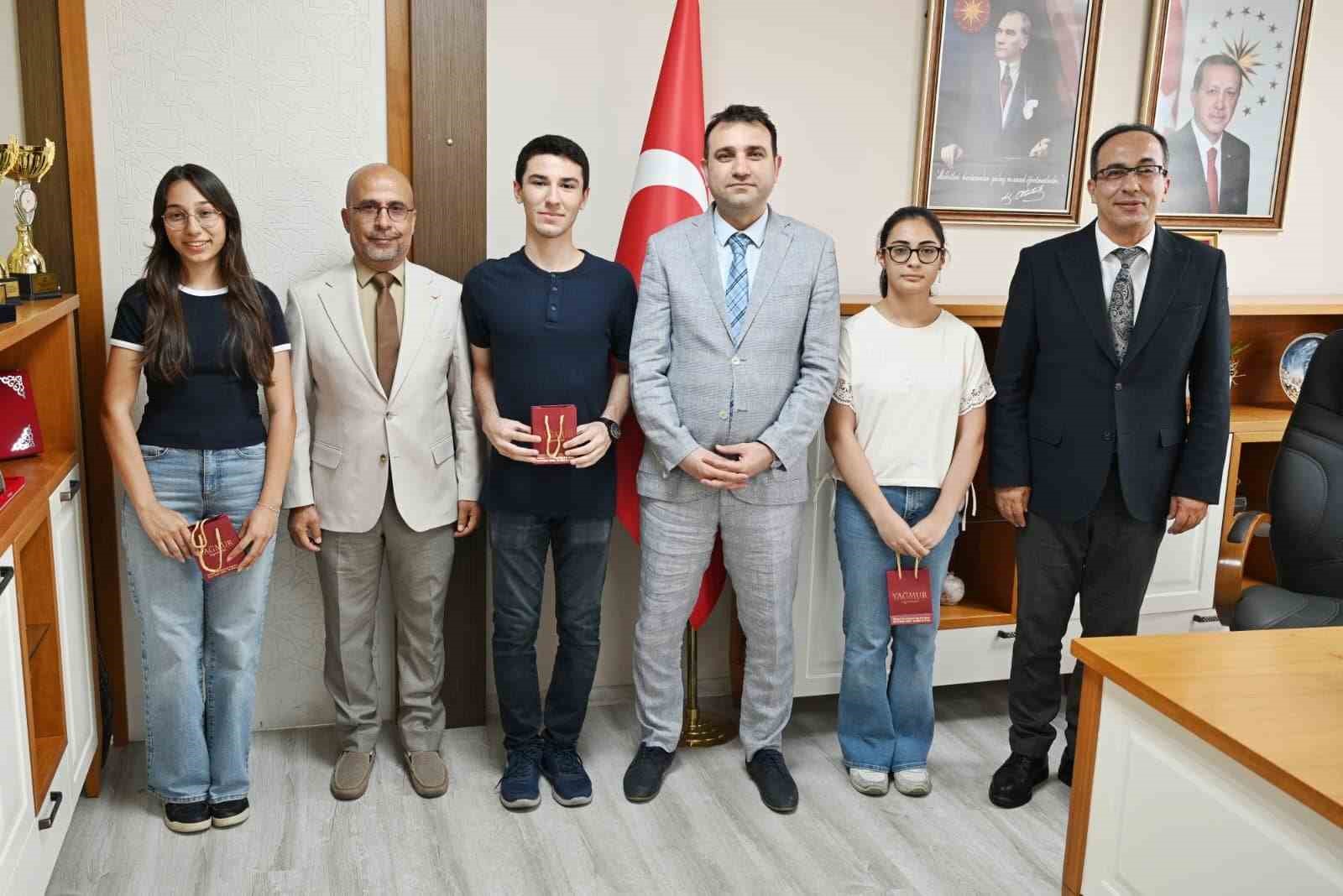 YKS&rsquo;de T&uuml;rkiye derecesi yapan Aydınlı &ouml;ğrenciler &ouml;d&uuml;llendirildi