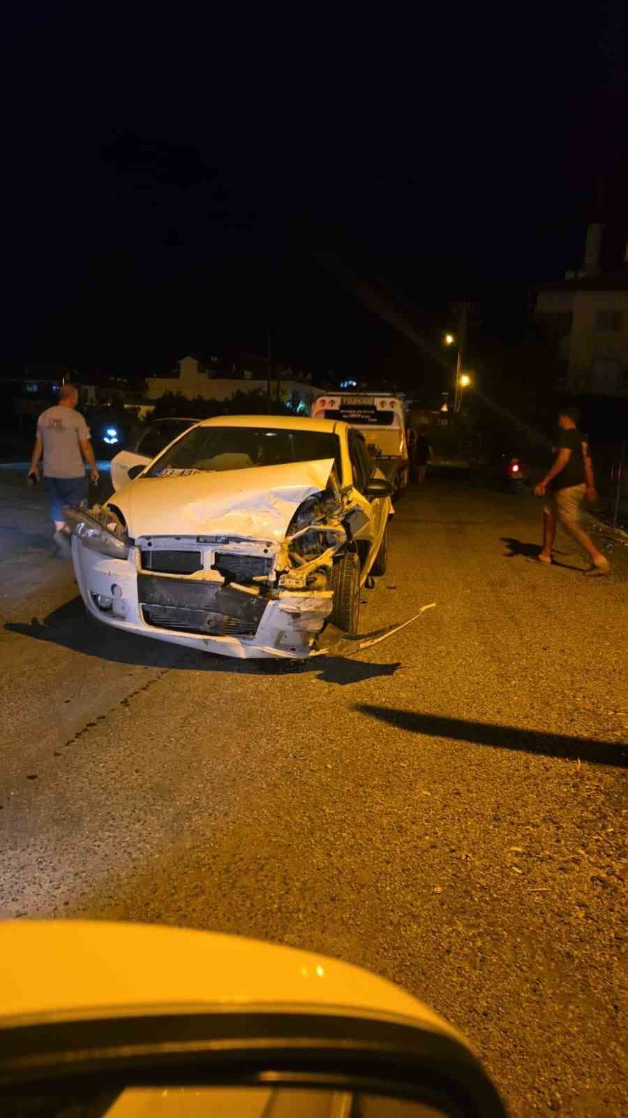Ortaca&rsquo;daki kazada &uuml;&ccedil; ara&ccedil;ta maddi hasar oluştu