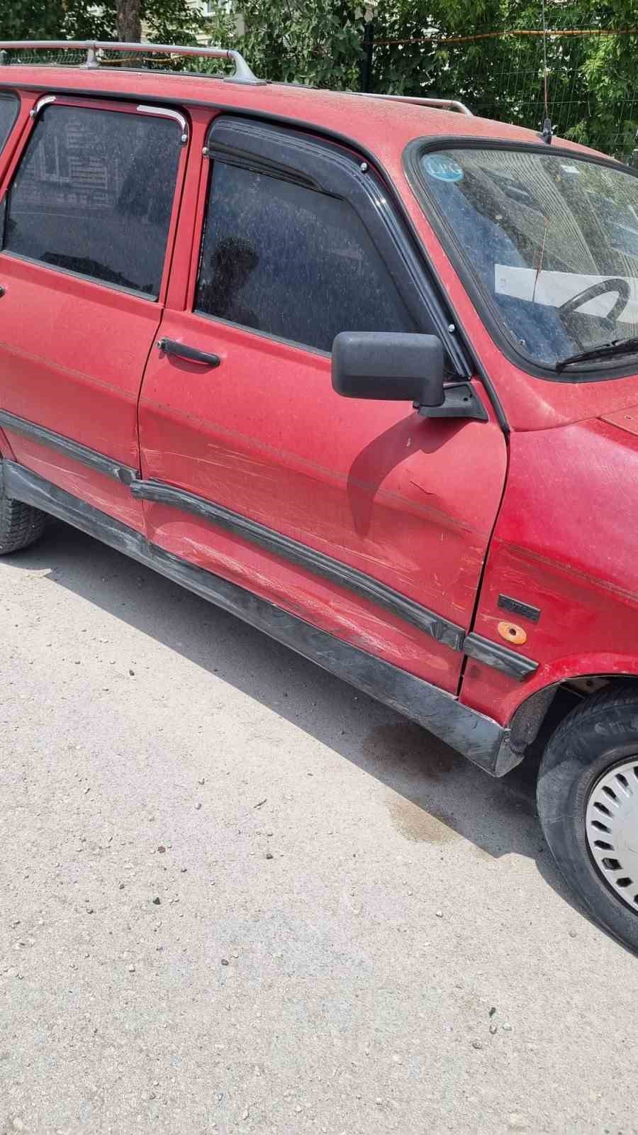 Boş caddede park halindeki araca çarptılar, arkalarına dahi bakmadılar