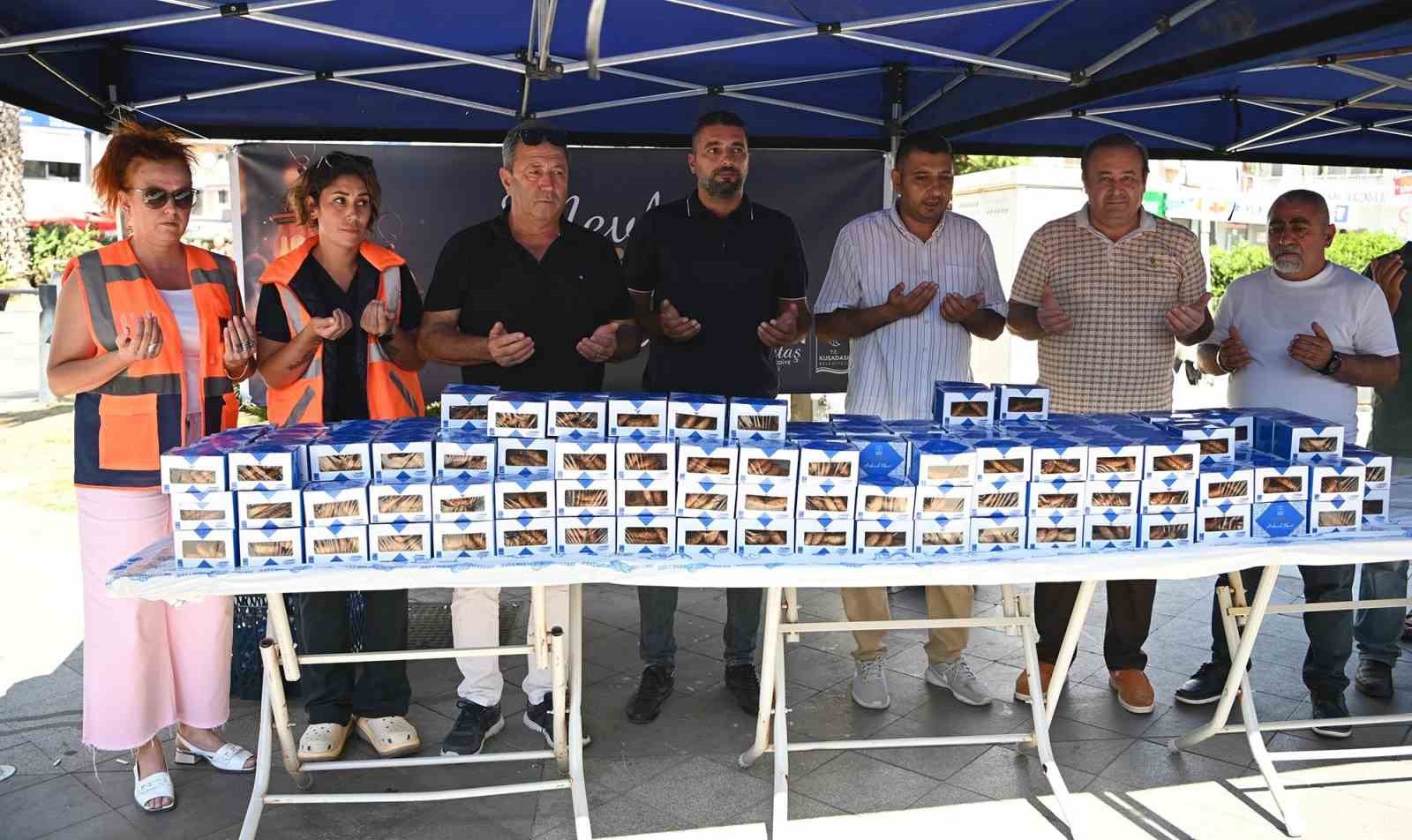 Kuşadası’nda Mevlit Kandili’nde vatandaşlara kandil simidi ikramı