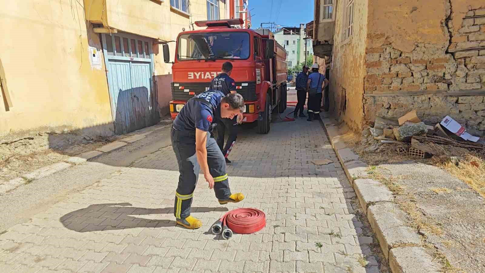 Kovada yakılan kağıtlar tekrar alevlendi, yangın eve sıçramadan söndürüldü