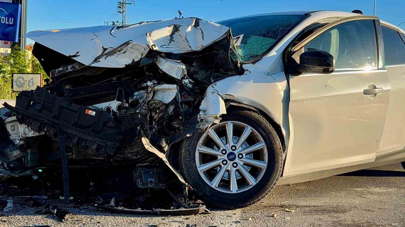 Otomobilin tur otobüsüne çarptığı kazada faciadan dönüldü