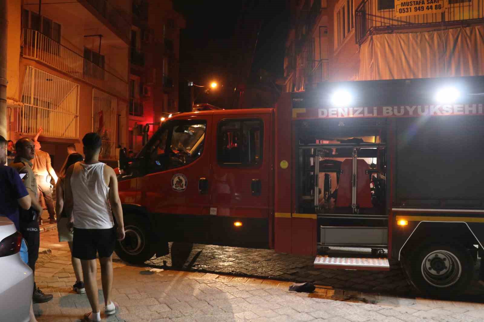 Denizli&rsquo;de yanan &ccedil;atıya hortumla &ccedil;ıkan vatandaş mahalleliye ecel terleri d&ouml;kt&uuml;rd&uuml;