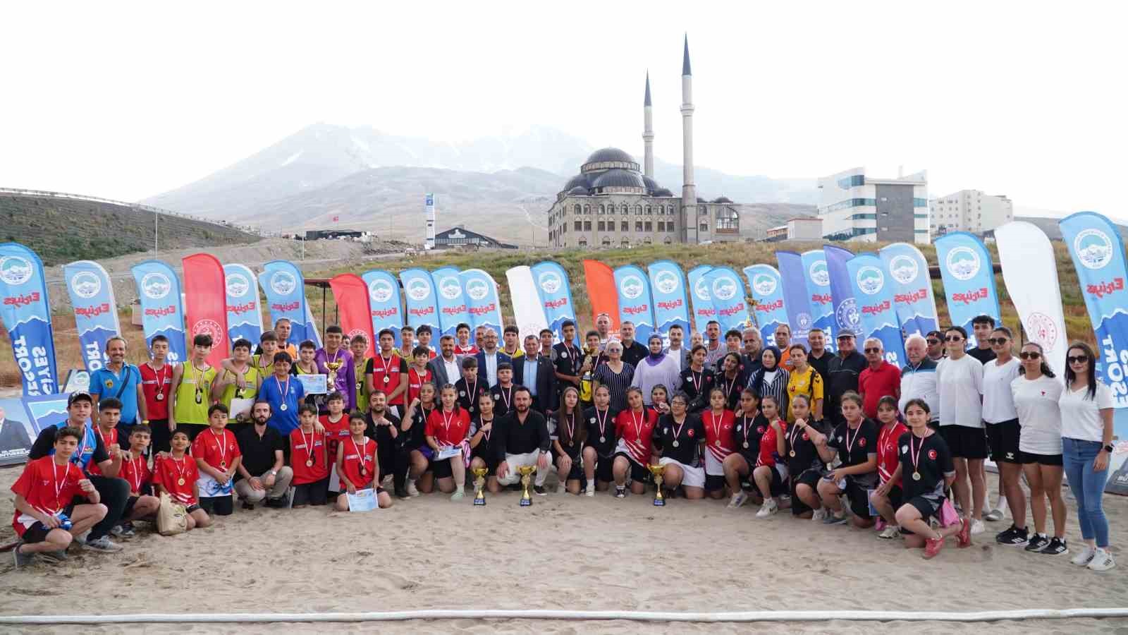 Türkiye’de ilk kez 2 bin 200 metrede plaj hentbolu oynandı